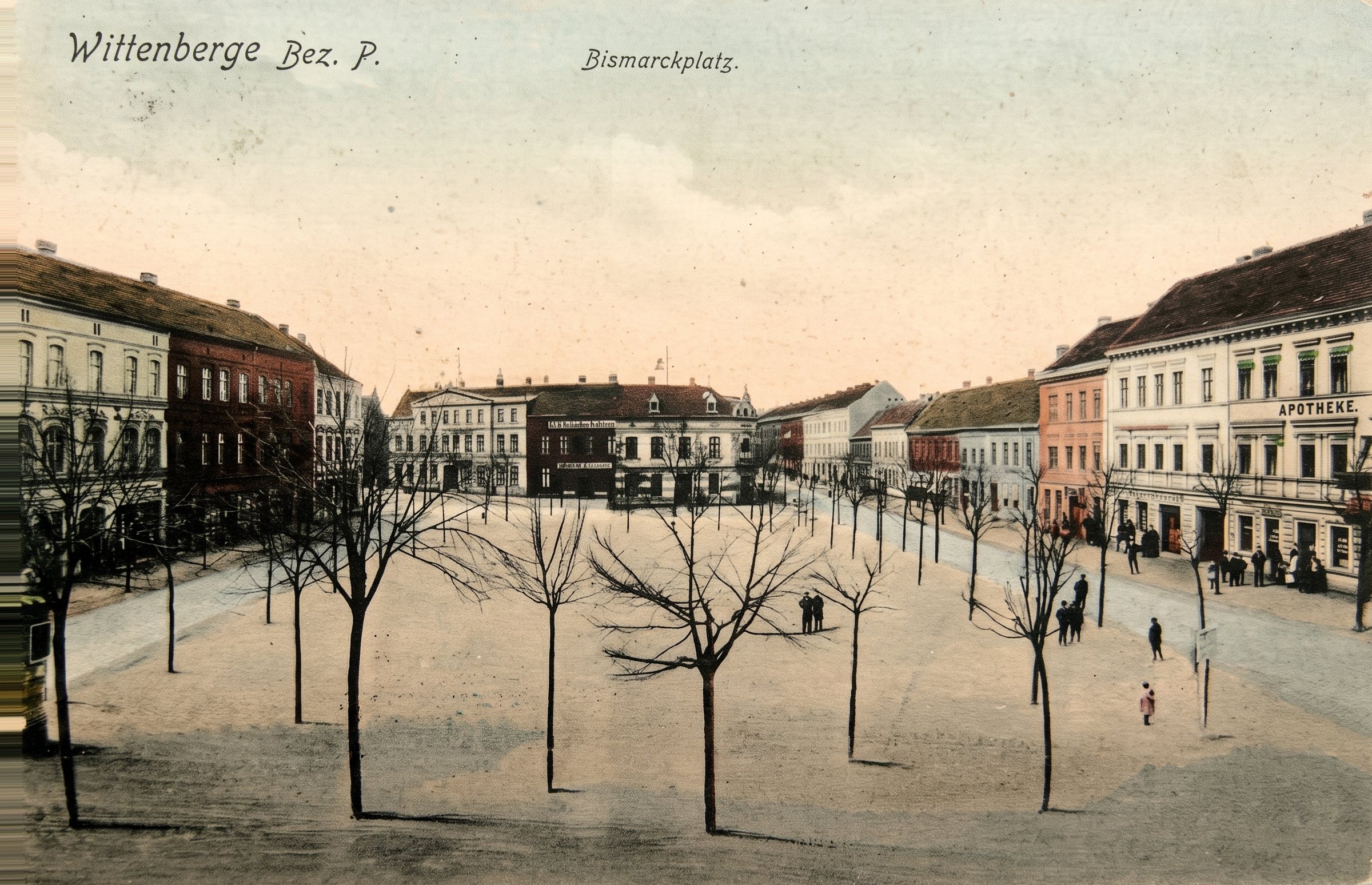 Der Bismarckplatz mit jungen Bäumen, im Hintergrund die Häuserzeile an der Einmündung der Mittelstraße, darunter unser Haus