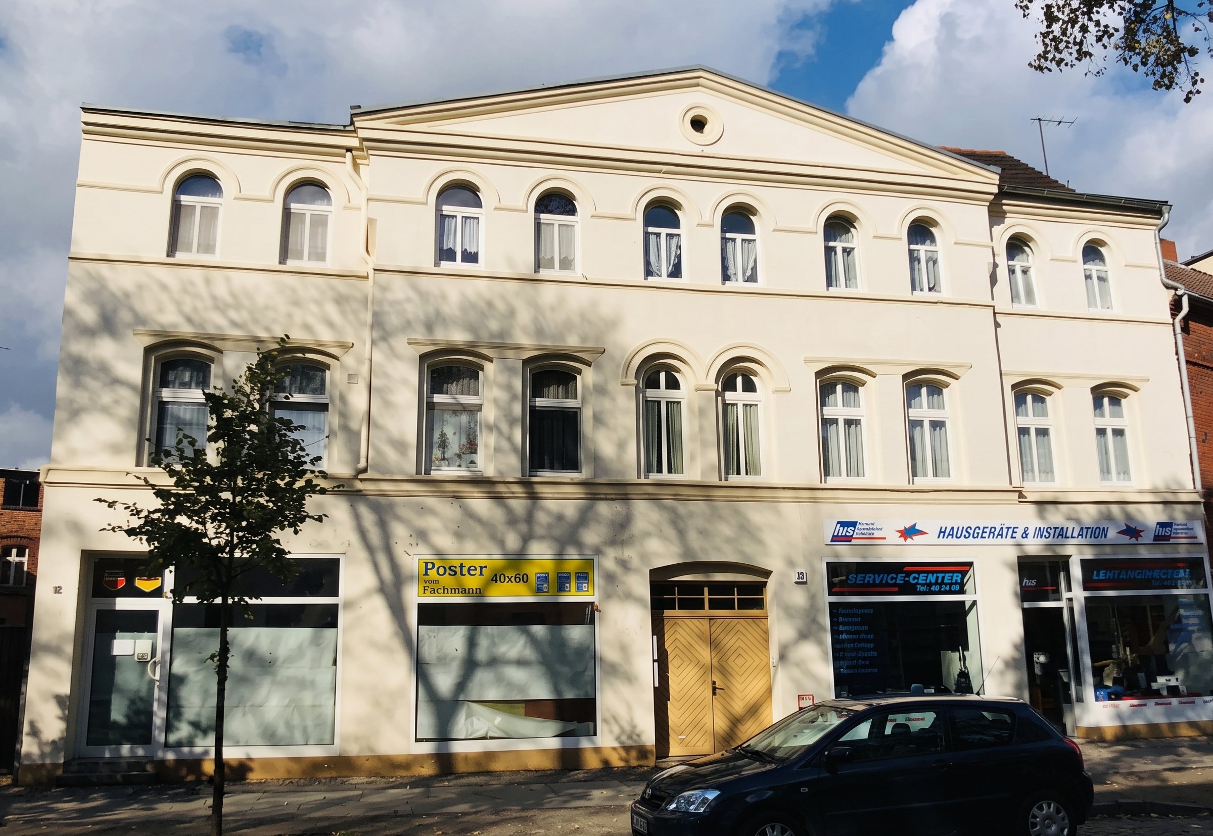 Das Haus im Oktober 2002: die Schilder von Foto-Brun sind abgenommen, die Schaufenster leer