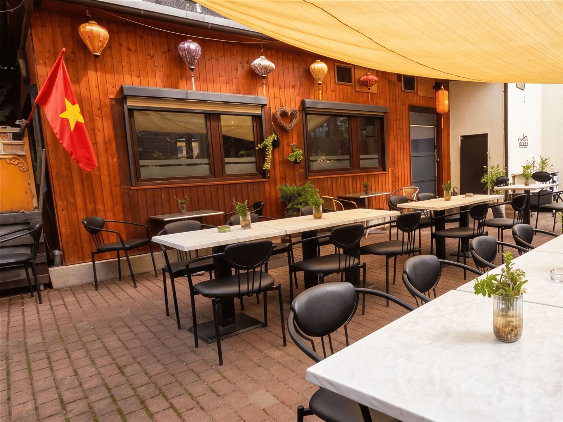 Der Hof mit Sonnensegel und Seidenlaternen